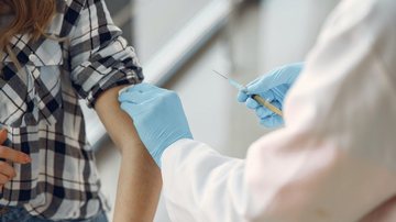 Serão oferecidas 16 categorias de vacinas que protegem contra cerca de 20 doenças Ubatuba participa da Campanha Nacional de Multivacinação Pessoa com luva azul vacinando adolescente - Pexels