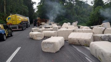 Rodovia está com 10 km de congestionamento Carreta de algodão tomba e causa congestionamento na Cônego Domênico Rangoni Carga de algodão caída na pista da rodovia - Divulgação/Polícia Militar Rodoviária