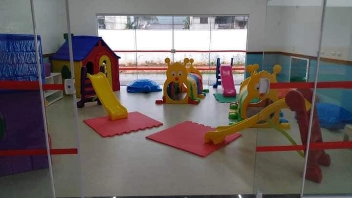 Nova creche entregue no bairro Estufa 2 em Ubatuba (SP) Prefeitura de Ubatuba (SP) entrega nova creche no bairro Estufa II creche com diversos brinquedos coloridos - Foto: Divulgação/Redes Sociais