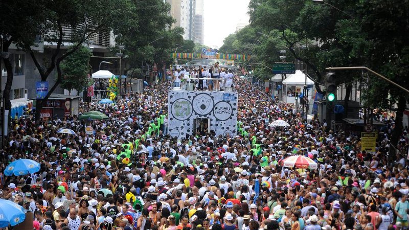 Carnaval de rua em 2022 pode causar ‘4ª onda violentíssima’ de covid, diz sanitarista Milhares de foliões curtem carnaval de rua em volta de trio elétrico - Agência Brasil
