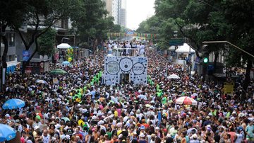 Carnaval de rua em 2022 pode causar ‘4ª onda violentíssima’ de covid, diz sanitarista Milhares de foliões curtem carnaval de rua em volta de trio elétrico - Agência Brasil