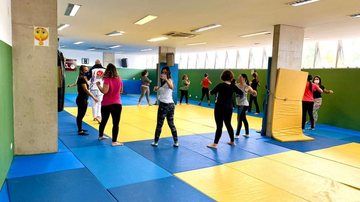 Mulheres em Santos aprendem técnicas de defesa contra abusos e agressões Mulheres no tatame treinando - Divulgação/Prefeitura de Santos