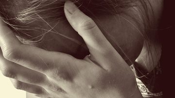 Criança sofreu abusos por parte de parente durante meses/ Imagem Ilustrativa  Jovem chorando com o rosto coberto/Imagem ilustrativa - Imagem de Ulrike Mai por Pixabay