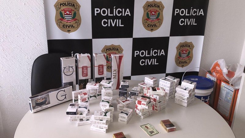 Todo o material foi apreendido e encaminhado para perícia Homem é preso por contrabando de cigarros em São Vicente Cigarros apreendidos pelos policiais - Divulgação/Prefeitura de São Vicente