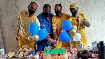 Moradores do bairro prepararam um bolo personalizado para os funcionários Dia do coletor: funcionários são homenageados em Praia Grande - Foto: Vivendo na Baixada