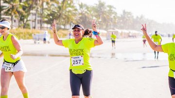 Todos os participantes receberão kit com bolsa do evento, camiseta, número de peito e chip de cronometragem Bertioga sedia Circuito de Corridas em alusão ao Outubro Rosa Duas mulheres correndo na praia da Riviera - Divulgação