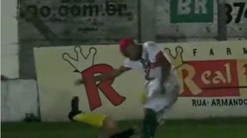 Árbitro desmaiou na hora Jogador chuta juiz jogador chuta juiz - Imagem: reprodução / web