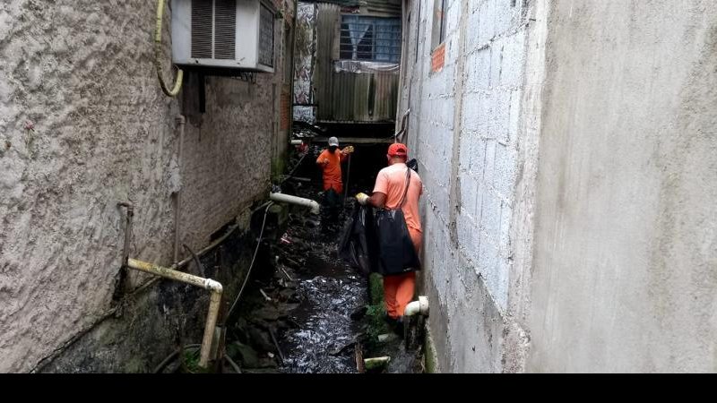 Condições do local permitem apenas limpeza manual, sem a utilização de equipamentos que possam ajudar na coleta Limpeza retira 8,4 mil quilos de lixo de córrego em Santos Equipe realizando a limpeza de um dos córregos de Santos - Divulgação/Prefeitura de Santos