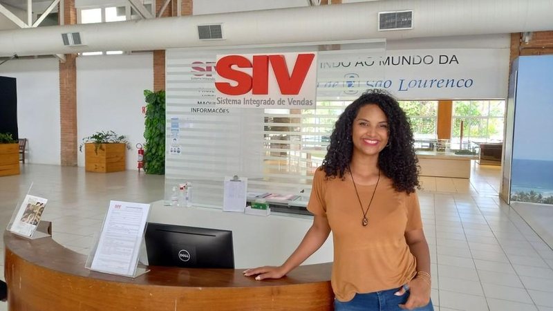 Bárbara Velez, 32, é estudante de Arquitetura e Urbanismo e trabalha há cinco anos no SIV Riviera de São Lourenço é um polo gerador de empregos em Bertioga - Divulgação/Sobloco