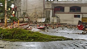 Explosão destrói pousada em São Vicente  Local da explosão, com diversos pedaços de caixa e estrutura espalhados pelo chão - Reprodução/Facebook