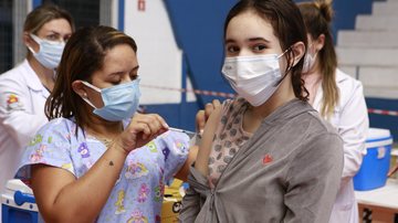 Guarujá vacina 90% dos adolescente com a primeira dose contra covid Adolescente recebendo a vacina contra covid - Divulgação/Prefeitura de Guarujá