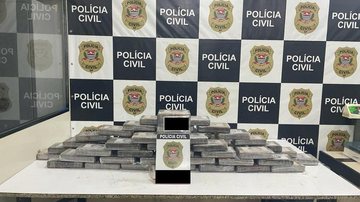 Foram encontraram 60 tijolos de cocaína em um imóvel na Vila Santa Rosa Traficante é preso em posse de 65,4 quilos de cocaína em Guarujá 60 tijolos de cocaína em uma mesa da polícia civil após apreensão - Foto: Polícia Civil