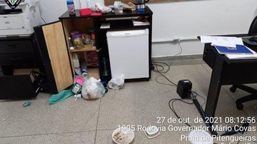 Armários da secretaria de Esportes destruídos São Sebastião (SP) sofre com série de ataques de vandalismo e furto em prédio público armario revirado e objetos no chao de um escritorio - Foto: Prefeitura de São Sebastião