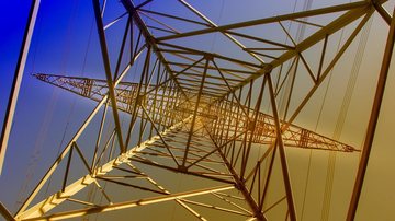 Meliantes invadem terreno e cortam fios da torre de transmissão  Torre de transmissão - Imagem ilustrativa por Pixabay