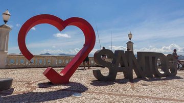 Ponta da Praia Ponta da Praia Santos Letreiro com um coração em vermelho ao lado do letreiro com o nome da cidade de Santos - Reprodução/Revista Nove
