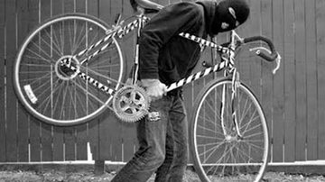 Um boletim de ocorrência foi registrado para as devidas providências Jovem agride adolescente de 15 anos e rouba sua bicicleta em Praia Grande Imagem ilustrativa de um jovem roubando uma bicicleta - Divulgação/Imagem ilustrativa