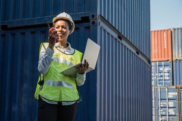 Mulher no setor logístico. - Shutterstock