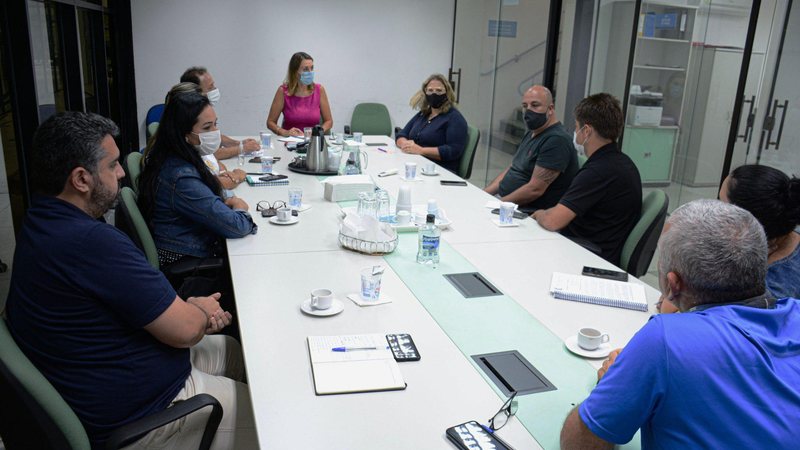 Maria Fernanda explicou aos presentes as ações, os regramentos, taxas e multas que são aplicadas em Caraguatatuba para frear o turismo de um dia, as chamadas excursões Cidades do Litoral Norte firmam parceria para fiscalizar turismo de um dia - Foto: Mayck Gomes/PMI