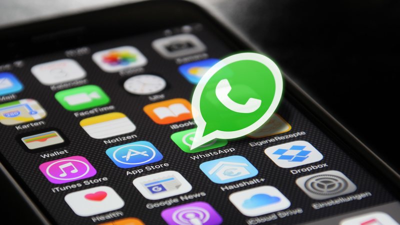 Despachante do bairro Canto do Forte já soma R$ 250 mil em prejuízos e proprietário recebeu ameaças pelo telefone Ex-funcionária aplica golpes pelo Whatsapp em nome de empresa em PG Tela de celular com ícone do aplicativo Whatsapp em destaque - Pixabay