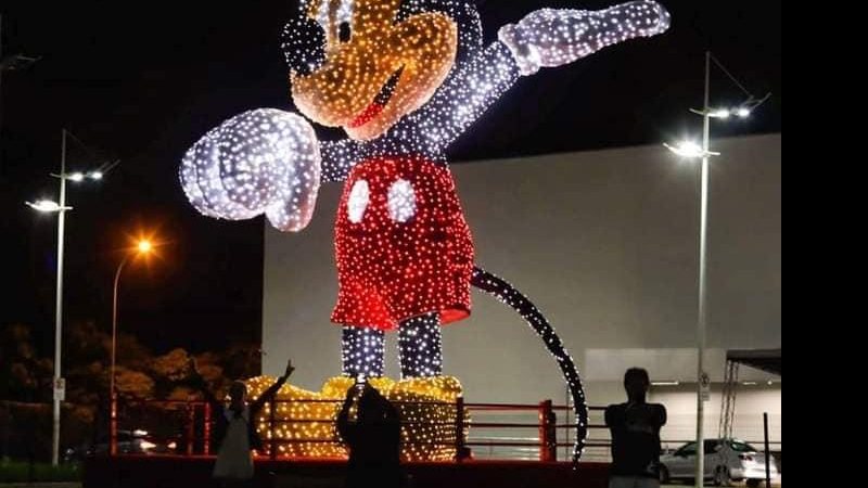 Personagem símbolo da Disney e seus imponentes sete metros de altura recepcionam o público que chega ao Litoral Plaza Mickey e seus amigos invadem o Natal em Praia Grande Mickey gigante e iluminado na entrada do shopping em Praia Grande - Divulgação/Litoral Plaza Shopping