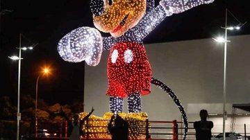 Personagem símbolo da Disney e seus imponentes sete metros de altura recepcionam o público que chega ao Litoral Plaza Mickey e seus amigos invadem o Natal em Praia Grande Mickey gigante e iluminado na entrada do shopping em Praia Grande - Divulgação/Litoral Plaza Shopping