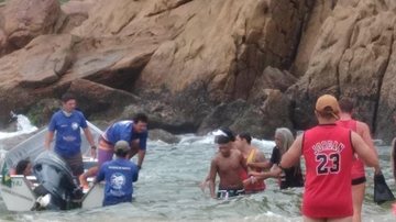Cinco jovens foram salvos de afogamento no local Moradora de Trindade agradece esforço de salva-vidas e alerta para limites da natureza Jovens no mar de Trindade (RJ) e uma equipe de salva-vidas - Reprodução/Redes Sociais