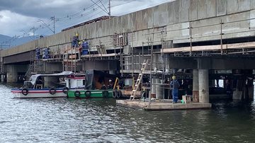 Ritmo dos trabalhos na obra está intenso Obra na Ponte dos Barreiros deve ternar em julho de 2022 Homens trabalhando na reforma da Ponte dos Barreiros - Divulgação