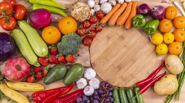 Dia Mundial do Veganismo Dia Mundial do Veganismo: mate todas as suas curiosidades sobre o assunto Frutas e legumes ao lado de uma tabua de madeira - Pixabay