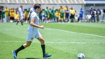 João Doria correndo atrás da bola Doria joga partida de futebol beneficente na Vila Belmiro - Governo de SP
