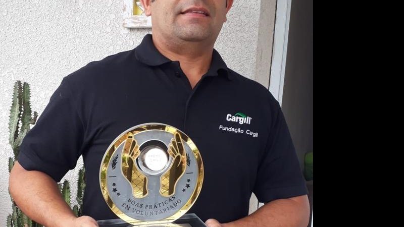 César segura o prêmio recebido. - Arquivo Fundação Cargill