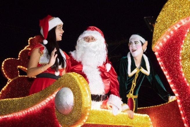Desfile de natal em São Sebastião Comemorações natalinas do dia 7 ao dia 13 Mamãe Noel, Papai Noel e duende em desfile de Natal - Divulgação | PMSS
