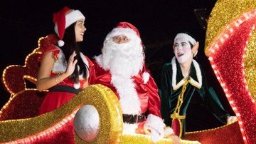 Desfile de natal em São Sebastião Comemorações natalinas do dia 7 ao dia 13 Mamãe Noel, Papai Noel e duende em desfile de Natal - Divulgação | PMSS