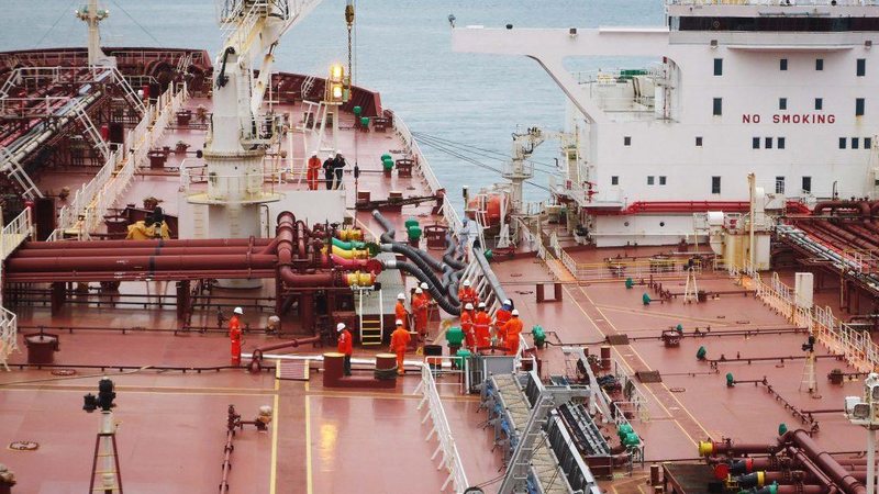 Falha na operação emanou gases tóxicos e cancerígenos, expondo trabalhadores e munícipes Após liberar gás tóxico e mau cheiro em São Sebastião, Petrobras é multada em R$ 262 mil Operação entre navios em terminal - Divulgação/Nova Imprensa