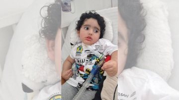 Pequeno guerreiro sofreu diversos danos neurológicos após afogamento Rhavi luta pela vida há mais de um ano; família pede ajuda para continuar os tratamentos Foto da criança deitada em uma maca recebendo cuidados médicos - Cristina Barros