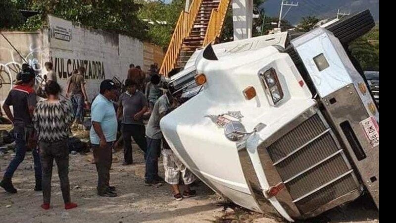 Automóvel levava migrantes centro-americanos Mais de 50 pessoas morrem após carreta tombar no México Carreta tombada em Chiapas, México - Reprodução