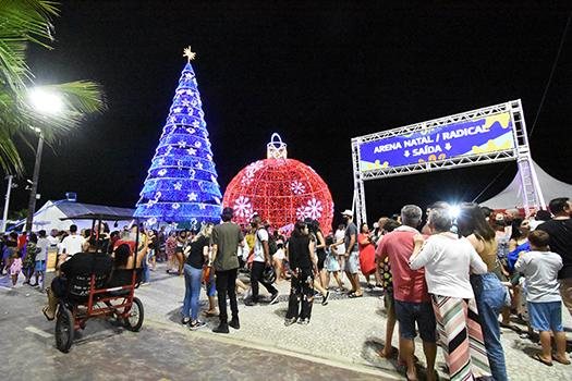 O espaço segue com a temática natalina até o dia 6 de janeiro Ingressos custarão R$ 35,00 e o público terá direito a meia hora de utilização da pista Entrada da pista de patinação ao lado da arvore de Natal e a boal gigante de Natal - Divulgação/Prefeitura de Praia Grande