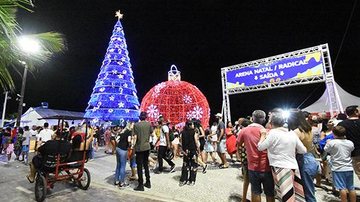O espaço segue com a temática natalina até o dia 6 de janeiro Ingressos custarão R$ 35,00 e o público terá direito a meia hora de utilização da pista Entrada da pista de patinação ao lado da arvore de Natal e a boal gigante de Natal - Divulgação/Prefeitura de Praia Grande