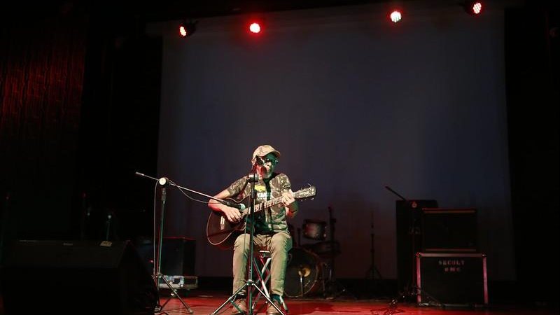 Artista durante edição 2021 do festival. Foto 2 - Festival musical de Guarujá chega à semifinal - Imagem: Divulgação / Prefeitura de Guarujá / Helder Lima