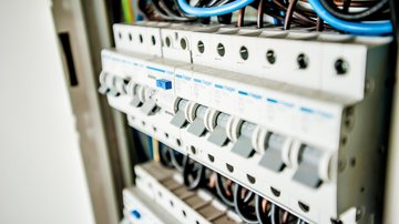 Crime ocorreu no bairro Vila Caiçara. Ele foi preso em flagrante pois já tinha passagens pela polícia pelo mesmo ato Homem furta fios para comprar comida em Praia Grande Quadro de energia com destaque para os fios e disjuntores - Pixabay