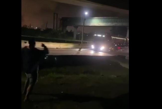 Um carro guincho da concessionária Ecovias foi danificado pelo grupo Grupo de jovens arremessa pedras em veículos em Santos (SP) Grupo de vândalos arremessando pedras em veículos - Reprodução