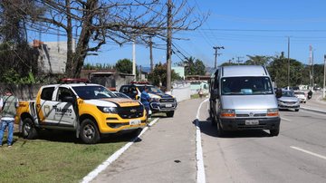 A operação aconteceu na da manhã deste sábado Ônibus e van clandestinos são apreendidos em São Sebastião Van apreendida ao lado dos carros da Guarda Municipal - Divulgação/Prefeitura São Sebastião