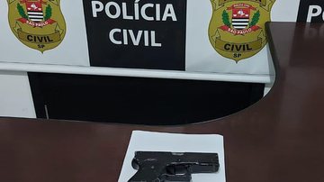 Indivíduo foge pela mata e descarta arma  arma apreendida - Divulgação/ Polícia Civil