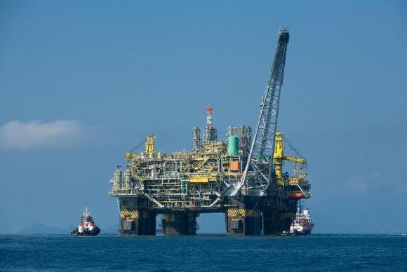 Segundo Petrobras, novas informações permitirão direcionar as próximas atividades exploratórias na área, bem como avaliar seu potencial Hidrocarbonetos que dão origem ao petróleo são encontrados em poço na Bacia de Santos Plataforma P-69 em operação no mar - Divulgação/Petrobras