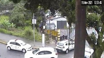 Câmeras de monitoramento flagraram momento exato da fuga Ladrão é capturado após assalto a loja com carro roubado em Santos; VÍDEO - Foto: Divulgação PMS