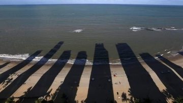 Meta do documento online é chegar a 15 mil assinaturas Moradores de Ubatuba fazem abaixo-assinado contra verticalização da cidade Imagem ilustrativa de prédios invadindo as praias - Divulgação