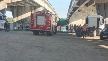 Buscas começaram por volta das 16 horas de terça-feira (23) Corpo de homem é localizado por mergulhadores em rio de Cubatão - Foto: Cubatão Mil Grau