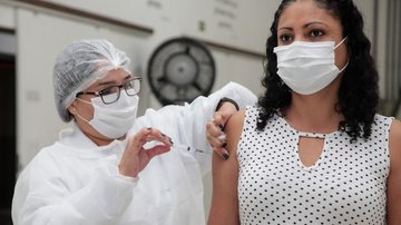 Mulher toma reforço de vacina em Santos Santos aplica dose de reforço em vacinados com a Janssen - Isabela Carrari | PMS