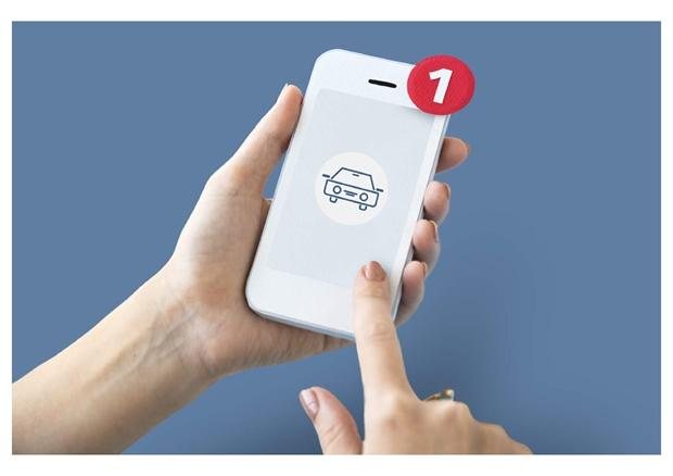 Celular com um app de carro na tela - Freepik