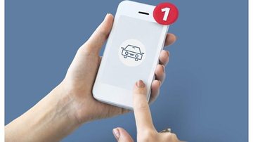 Celular com um app de carro na tela - Freepik