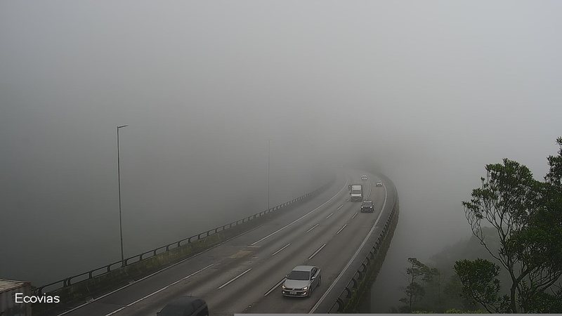 Trecho de serra da Imigrantes Km 48 Neblina prejudica motoristas e operação Comboio entra em ação - Reprodução Ecovias